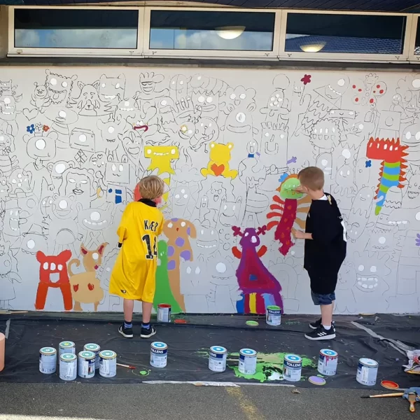 Enfants entrain de peindre le mur